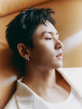 张哲瀚白色西装绅士有型帅气写真