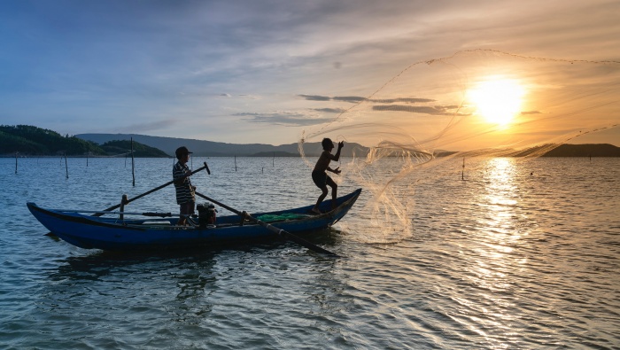 漁民撒網捕魚唯美畫麵圖片桌麵壁紙