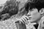 Gong Jun's handsome photos on the beach and rocks