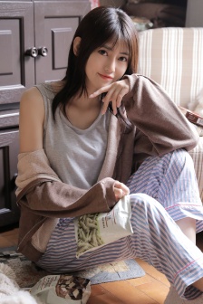 花季女孩慵懶清新居家寫真