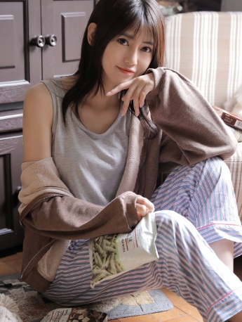 花季少女慵懒清新居家写真