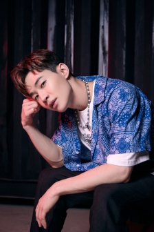 Liu Xianhua handsome photo pictures in blue printed shirt