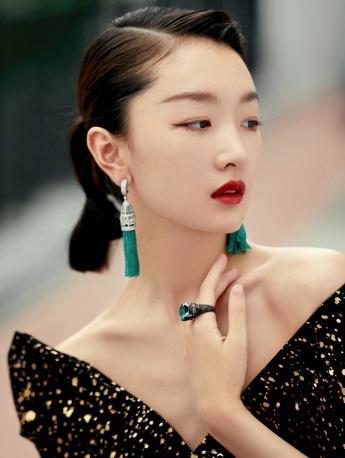 Zhou Dongyu's charming and sexy photo showing her waist and starry black dress