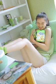 圓潤性感美女白皙長腿誘惑寫真