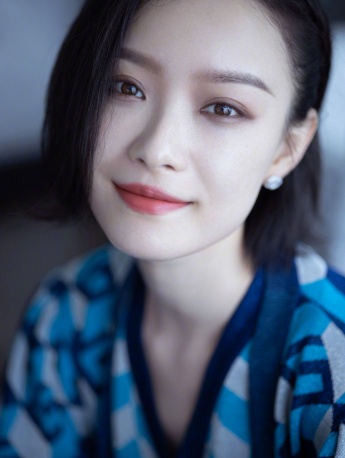 Ni Ni fashion sexy photo in blue printed suit