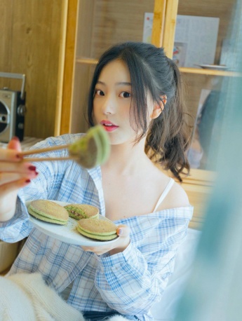 性感吊帶美女嫵媚誘惑撩人寫真