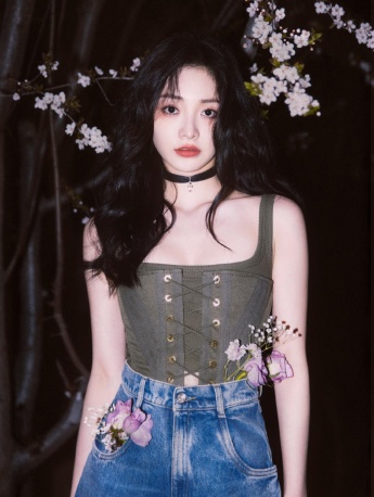Zhou Jieqiong's sweet, cool and sexy photos in suspender jeans