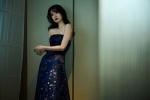 Zhang Xiaofei's charming and sexy photo in blue tube top dress