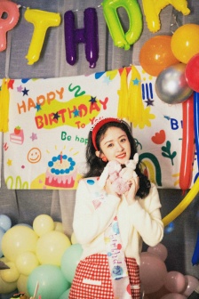 Zhao Liying's childlike retro film style photo