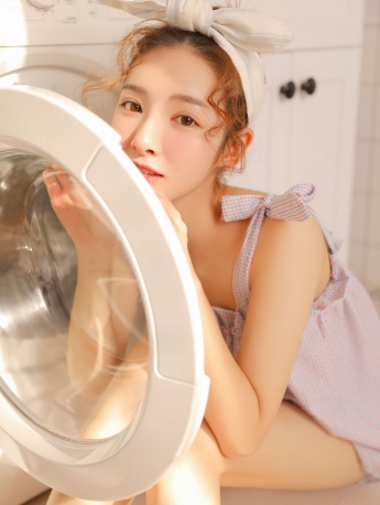 浴室美女白皙肌肤性感吊带写真