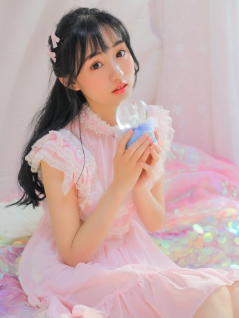 俏皮可愛的美女蘿莉寫真圖片