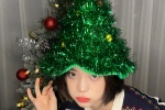 Ouyang Nana's sweet and cute Christmas photo
