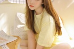 黄色长发美女性感美腿写真