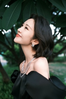 Tang Yixin's smart and sexy photo in black strapless short skirt