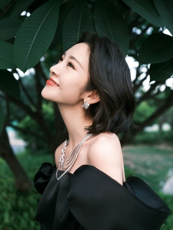 Tang Yixin's smart and sexy photo in black strapless short skirt