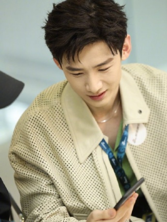 白敬亭新浪入职生图