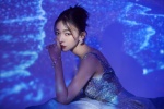 Wu Jinyan sexy photo in deep V starry sky gradient skirt