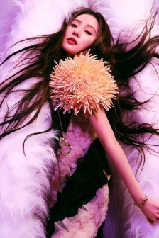 Liu Shishi's charming and sexy magazine photo in retro colors