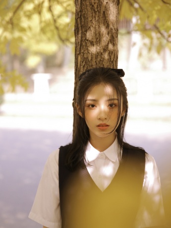 Photos of beautiful student girls under the ginkgo tree