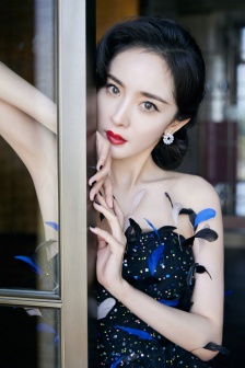 杨幂羽毛流光裙性感写真图片