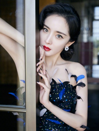 Sexy photo pictures of Yang Mi in feather streamer skirt