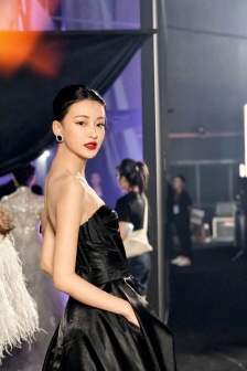 孙怡黑色抹胸拖尾长裙性感写真