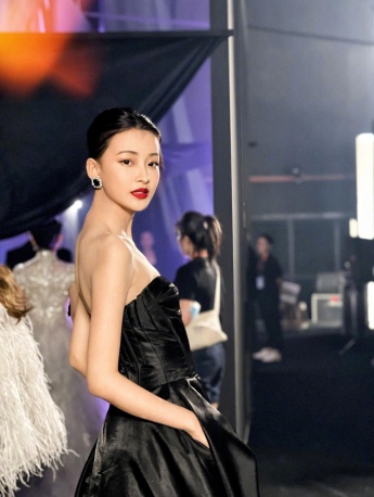 Sun Yi sexy photo in black tube top and long skirt