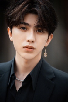 蔡徐坤黑色西服儒雅帅气写真