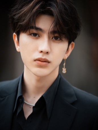 Cai Xukun elegant and handsome photo in black suit