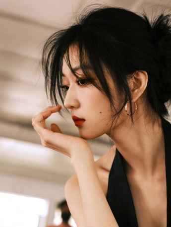 Sun Qian ELLE Fashion Ceremony Sexy Photo