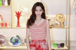 Angelababy's vibrant and sexy photo in printed suit