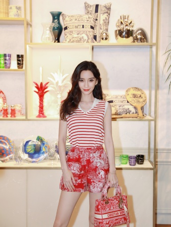 Angelababy's vibrant and sexy photo in printed suit
