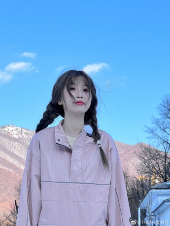 虞书欣甜美雪景照图片