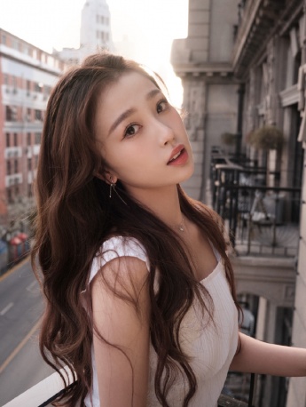 虞书欣落日余晖甜美温柔写真