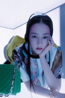 迪丽热巴红秀封面写真图片