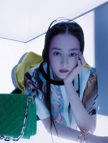 迪麗熱巴紅秀封面寫真圖片