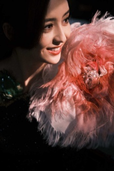 Tong Liya's fashion photo shoot with light and shadow atmosphere