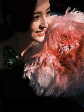 Tong Liya's fashion photo shoot with light and shadow atmosphere