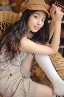 Tall, long-legged beauty with artistic style and sexy private photos