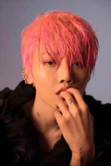 Liu Yuxin pink wet hair fashion photo pictures