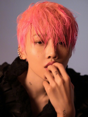 Liu Yuxin pink wet hair fashion photo pictures