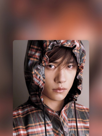 易烊千璽帥氣眼神殺高清手機壁紙