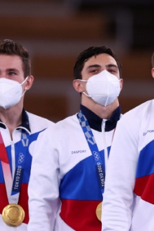 Very clear and beautiful pictures of the Russian men's gymnastics team awarding awards