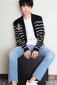 Handsome star Wang Junkai mobile wallpaper picture