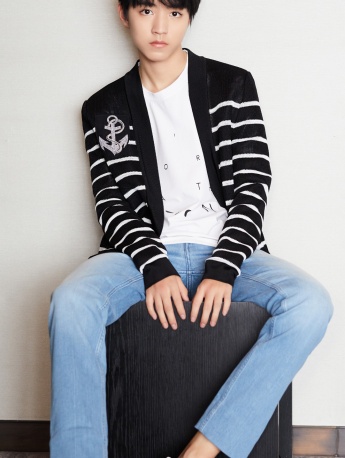 Handsome star Wang Junkai mobile wallpaper picture