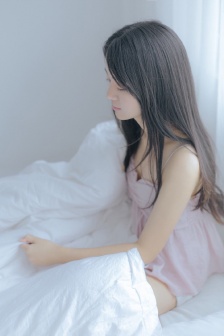 漂亮长发美女简约日系写真照