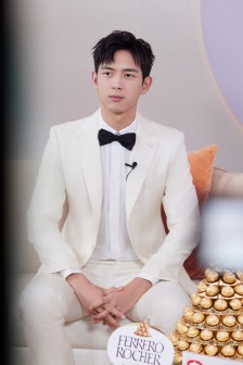 李现费列罗帅气活动照图片