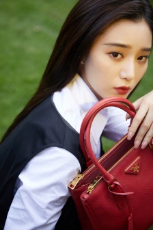 Xu Yiyang's fashionable and sexy photos in college style