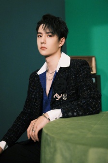 Wang Yibo handsome photo in sapphire blue silk shirt