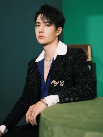 Wang Yibo handsome photo in sapphire blue silk shirt